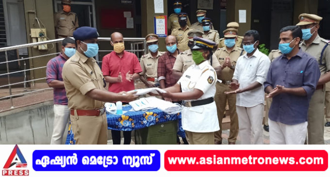 സൗജന്യമായി ട്രാഫിക് പോലീസിന് യൂണിഫോം വിതരണം ചെയ്തു