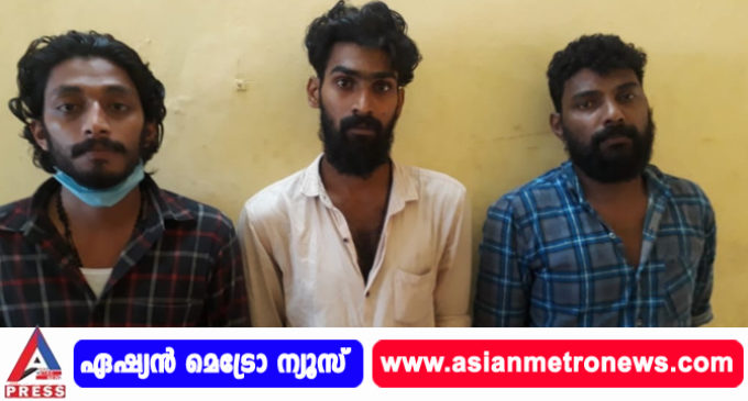 വാഹനത്തിൽ ചാരായം കടത്താൻ ശ്രമിച്ച യുവാക്കൾ പിടിയിൽ .