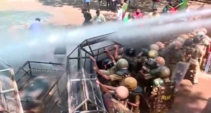 കൊല്ലത്ത് യുവമോര്ച്ച മാര്ച്ചില് സംഘര്ഷം: കണ്ണീര്വാതകവും ജലപീരങ്കിയും പ്രയോഗിച്ചു, പ്രവര്ത്തകര്ക്ക് ഗുരുതര പരിക്ക്