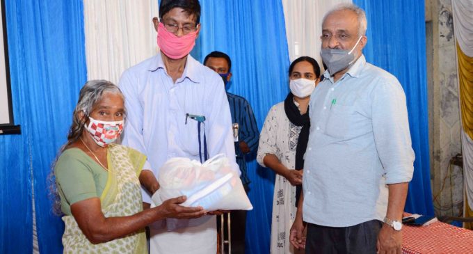 നൂറുദിന പദ്ധതി: ജില്ലയില് സൗജന്യ ഭക്ഷ്യ കിറ്റ് വിതരണം തുടങ്ങി