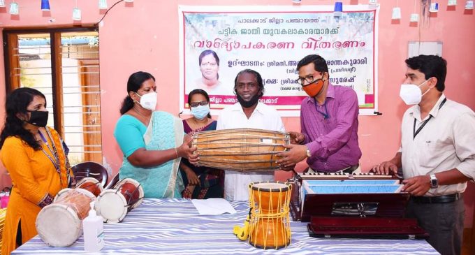 വാദ്യോപകരണങ്ങള് വിതരണം ചെയ്തു