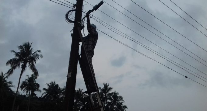 കരിമ്പനക്കടവ് ഭാഗത്ത് സ്ഥിരമായി മാലിന്യം തള്ളുന്ന പാടശേഖരത്തിനു സമീപം തെരുവ് വിളക്കുകളുടെ അറ്റകുറ്റപ്പണികൾ പൂർത്തിയായി.
