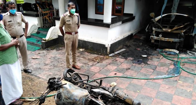 എസ്.ഐ യുടെ വീട്ടുമുറ്റത്തെ പോര്ച്ചില് കിടന്ന വാഹനങ്ങള് കത്തിയ നിലയില്.