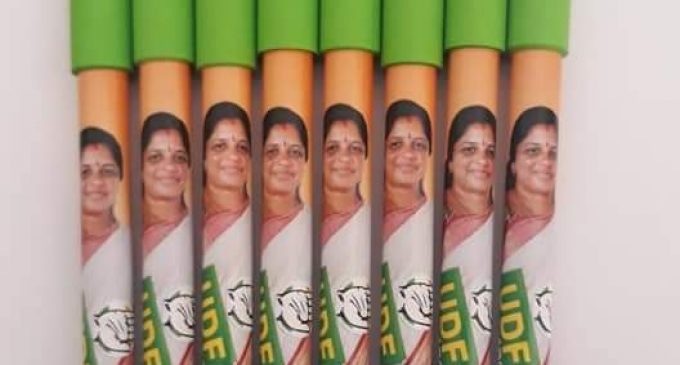 സ്ഥാനാർഥിയുടെ പേരിലും ചിഗ്നത്തിലും ഫോട്ടോയിലും പേപ്പർ പേനകൾ നിർമ്മിച്ചു നൽകുന്നു