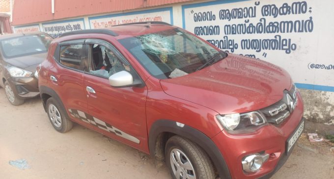 മുണ്ടക്കൽ പ്രദേശങ്ങളിൽ രാത്രികാലത്ത് പാർക്ക് ചെയ്യുന്ന വാഹനങ്ങളെ എറിഞ്ഞും അല്ലാതെയും നശിപ്പിക്കുന്നത് പതിവാകുന്നു.