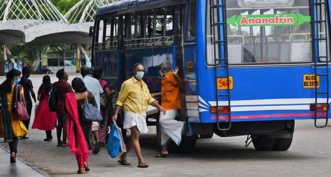 കോവിഡ് രണ്ടാംവ്യാപനം: സ്വകാര്യ ബസ് സര്വീസുകള് നിര്ത്തിവയ്ക്കാൻ തീരുമാനം