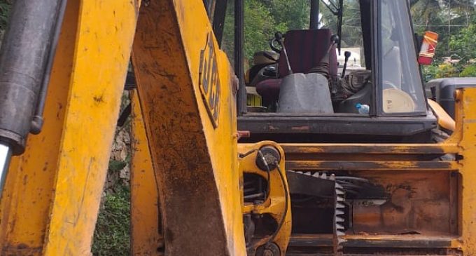 നിയമ വിരുദ്ധ പ്രവർത്തനം നടത്തിയ JCB യും ടിപ്പറും പിടിച്ചെടുത്ത് കടയ്ക്കൽ പോലീസ്