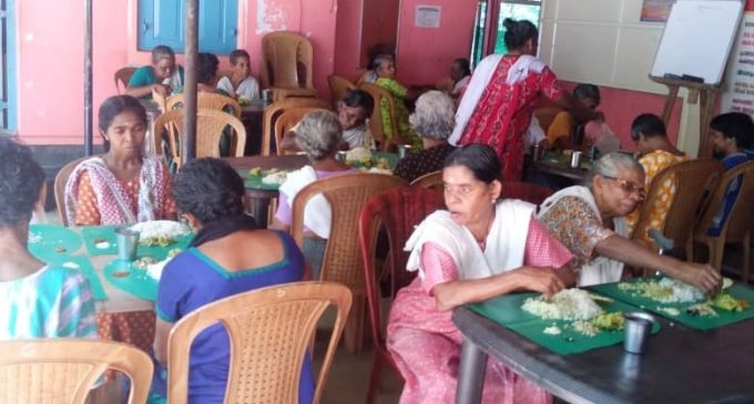 101 വൃദ്ധസദനങ്ങളിൽ വിഷു സദ്യ നടത്തി കൂട്ടം