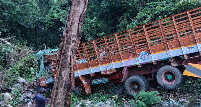 തെന്മല ഡാം വളവിൽ ലോറി അപകടം: ഡ്രൈവർ മരിച്ചു