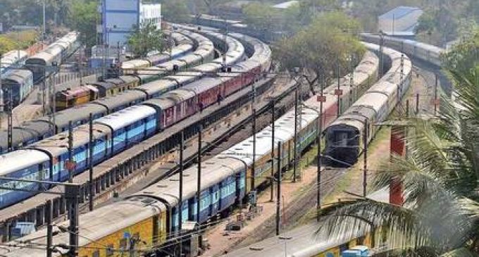രാജ്യത്ത് ലോക്ക്ഡൗണ് ഏർപ്പെടുത്തില്ല; ട്രെയിന് സര്വീസും നിര്ത്തില്ല: റെയില്വെ മന്ത്രി