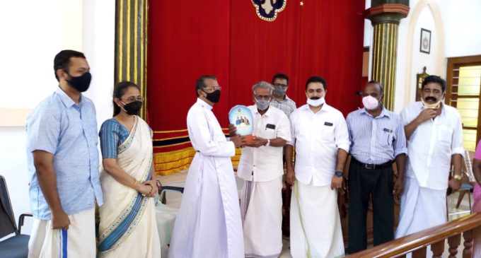 റവ : സാം മാത്യൂ ഇടവക വികാരി ക്ക് യാത്ര അയപ്പ് നല്കി.