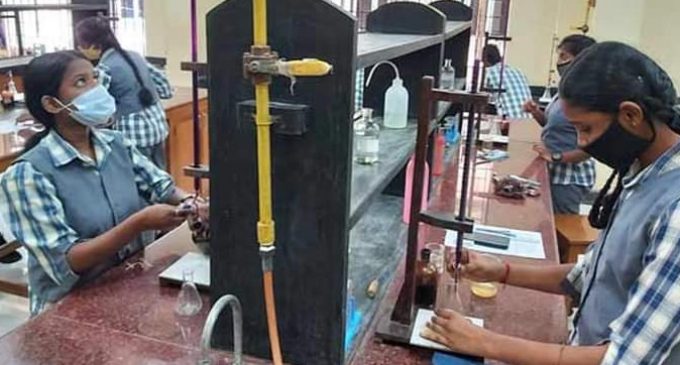കൊവിഡ് വ്യാപനം: പ്ലസ് ടു പ്രാക്ടിക്കൽ പരീക്ഷ മാറ്റിവെക്കണമെന്ന് വിദ്യാർഥികളും അധ്യാപകരും