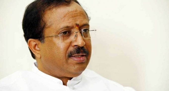 കേന്ദ്ര വിഹിതത്തിന് കാത്തുനില്ക്കാതെ കേരളം സ്വന്തം നിലയില് വാക്സിന് വാങ്ങണം: വി.മുരളീധരന്