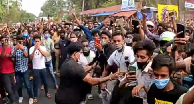 കട ഉദ്ഘാടനത്തിന് കോവിഡ് മാനദണ്ഡങ്ങൾ ലംഘിച്ച് ബൈക്ക് റേസിംഗ്; തടയാൻ ശ്രമിച്ച പോലീസിന് നേരെ ആക്രമണം; സംഭവം മലപ്പുറത്ത്