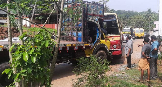 തിരുവനന്തപുരത്ത് KSRTC ബസും ലോറിയും കൂട്ടിയിടിച്ചു; നിരവധി പേര്ക്ക് പരിക്ക്; 21 പേർ മെഡിക്കൽ കോളജിൽ