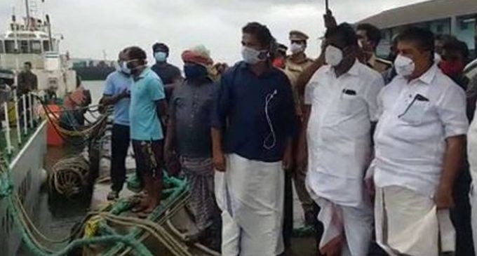 ശക്തമായ കാറ്റും മഴയും: വിഴിഞ്ഞത്ത് വള്ളം മറിഞ്ഞ് മത്സ്യത്തൊഴിലാളി മരിച്ചു, രണ്ടുപേരെ കാണാതായി