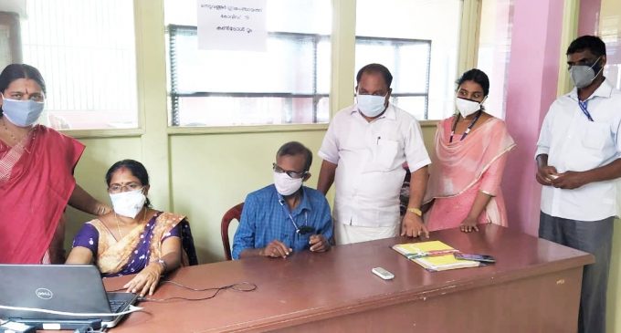 നെടുവത്തൂര് ഗ്രാമപഞ്ചായത്തില് 24 മണിക്കുറും പ്രവര്ത്തിക്കുന്ന കണ്ട്രോള് റൂം, ഹെല്പ്പ് ഡെസ്ക് പ്രവര്ത്തനം ആരംഭിച്ചു.
