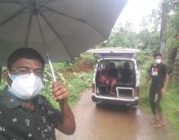 കരൂർ കടവ് പാലം യഥാർഥ്യമായില്ല…. പെരുമഴയത്തു കോവിഡ് രോഗിയെ ആശുപത്രിയിൽ എത്തിക്കാൻ കിലോമീറ്റർ താണ്ടി ആംബുലൻസ്…