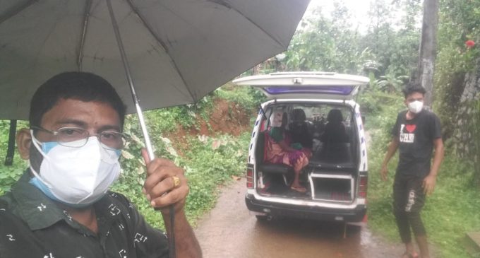 കരൂർ കടവ് പാലം യഥാർഥ്യമായില്ല…. പെരുമഴയത്തു കോവിഡ് രോഗിയെ ആശുപത്രിയിൽ എത്തിക്കാൻ കിലോമീറ്റർ താണ്ടി ആംബുലൻസ്…