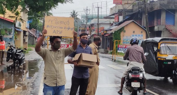 AlSF കൊട്ടാരക്കര ലോക്കൽ കമ്മിറ്റിയുടെ നേതൃത്വത്തിൽ ഭക്ഷണപൊതികൾ വിതരണം ചെയ്തു.