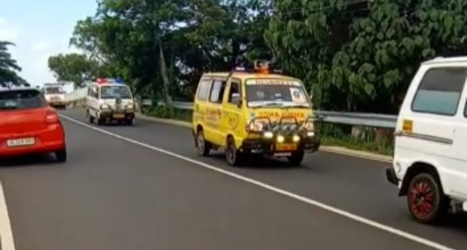 ആംബുലൻസുകൾക്കെതിരെ കേസെടുത്തു: കൂട്ടത്തോടെ സൈറൻ മുഴക്കി സഞ്ചരിച്ച സംഭവം, ആംബുലൻസുകൾക്കെതിരെ കൊട്ടാരക്കര പോലീസ് കേസെടുത്തു, കോവിഡ് പ്രോട്ടോക്കോൾ ലംഘനത്തിനാണ് കേസ്