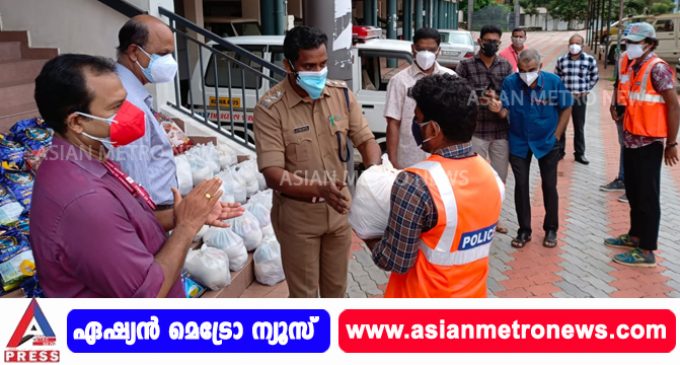 ട്രാക്ക് വോളണ്ടിയർമാർക്ക് കിറ്റ് വിതരണം ചെയ്തു.
