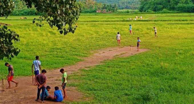ലോക്ക്ഡൗണിൽ ക്രിക്കറ്റ് കളിച്ച; ഏഴംഗ സംഘത്തിന് ‘അടിപൊളി’ ശിക്ഷ കൊടുത്ത് കേരള പൊലീസ്