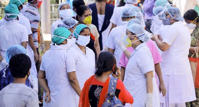 രണ്ടു ഡോസ് വാക്സിൻ സ്വീകരിച്ചിട്ടും ആരോഗ്യ പ്രവർത്തകർക്ക് കൂട്ടത്തോടെ കോവിഡ്; പരിശോധന കിറ്റുകള്ക്കും ക്ഷാമം