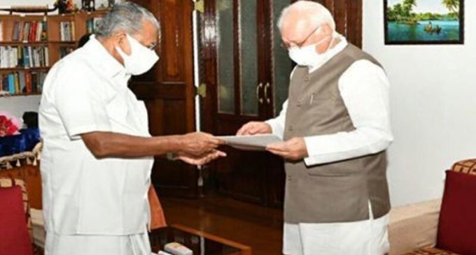 ജനം നൽകിയത് നൂറിൽ നൂറ് മാർക്കെന്ന് മുഖ്യമന്ത്രി; ഗവർണർക്ക് രാജിക്കത്ത് കൈമാറി