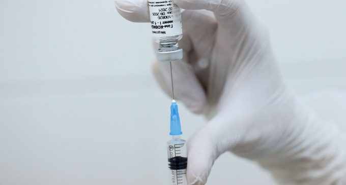 സ്വകാര്യ ആശുപത്രികള്ക്കുള്ള കൊവിഡ് വാക്സിന് വില നിശ്ചയിച്ച് കേന്ദ്രം ; കൊവിഷീല്ഡിന് 780, കോവാക്സിന് 1410