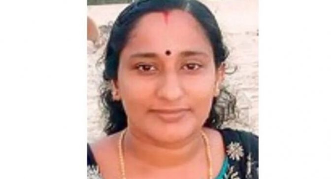 യുവതി വീട്ടിലെ കുളിമുറിയില് മരിച്ച നിലയില്