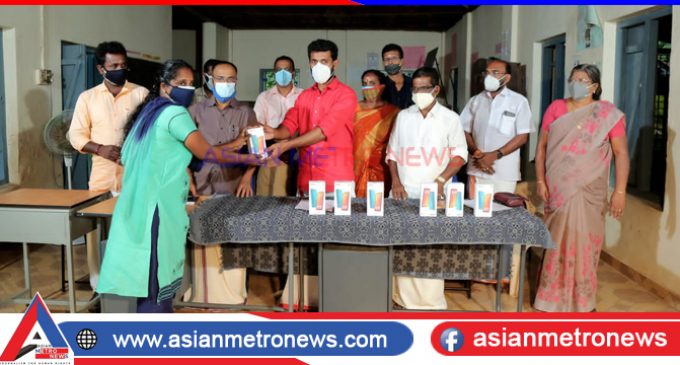 ഓൺലൈൻ പഠനസൗകര്യം ലഭ്യമല്ലാത്ത കുട്ടികൾക്ക് സ്മാർട്ട്ഫോൺ വിതരണം ചെയ്തു.