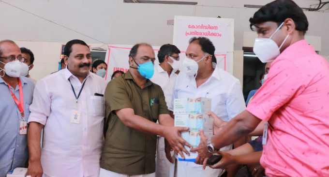 കൊട്ടാരക്കര റെഡ്ക്രോസ്സ് ജീവൻ രക്ഷാ ഉപകരണങ്ങൾ വിതരണം ചെയ്തു.