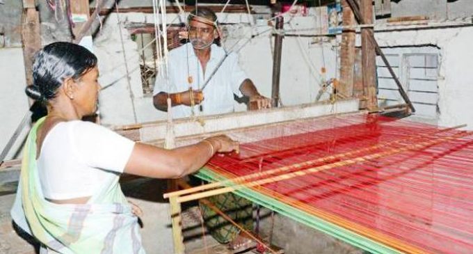 കേരള ഖാദി തൊഴിലാളി ക്ഷേമനിധി തൊഴിലാളികൾക്ക് 1000 രൂപ ധനസഹായം