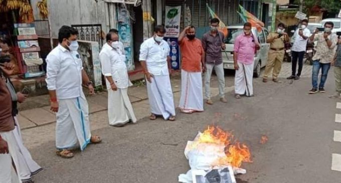 കൊട്ടരക്കരയിൽ ബി ജെ പി യുടെ പ്രതിഷേധം ; പിണറായിയുടെ കോലം കത്തിച്ചു