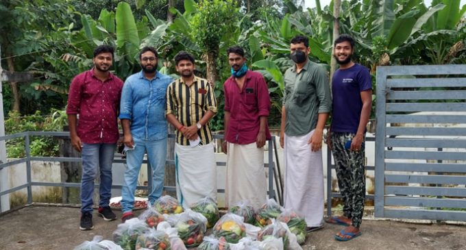 കലയപുരം രണ്ടാം വാർഡ് കമ്മിറ്റിയുടെ നേതൃത്വത്തിൽ ഭക്ഷ്യ വസ്തുക്കൾ, മരുന്നുകൾ എന്നിവ വിതരണം ചെയ്തു.