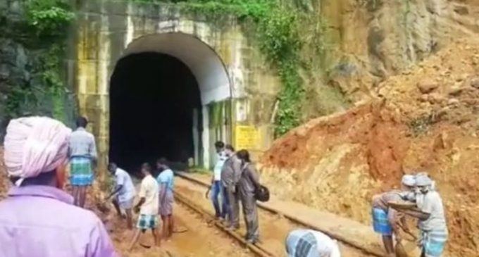 കൊല്ലം-ചെങ്കോട്ട പാതയില് മണ്ണിടിഞ്ഞ് ട്രെയിന് ഗതാഗതം തടസ്സപ്പെട്ടു