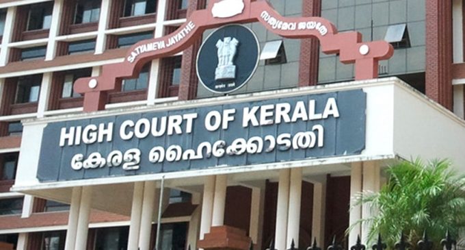 മദ്യശാലകളിലെ ആള്ക്കൂട്ടം നിയന്ത്രിക്കുക; അല്ലെങ്കില് അടച്ചിടുക; ഹൈക്കോടതി