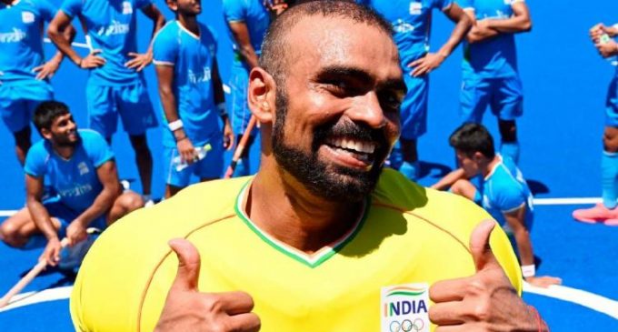 പി. ആർ. ശ്രീജേഷിന് സംസ്ഥാന സർക്കാരിന്റെ രണ്ടു കോടി രൂപ പാരിതോഷികം
