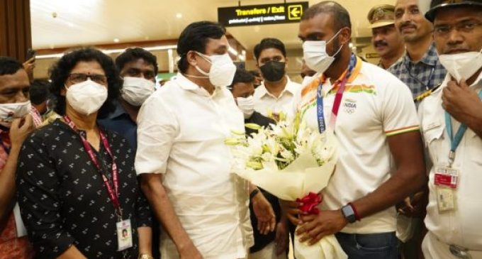 ജന്മനാട്ടില് മെഡല് ഉയര്ത്തി ശ്രീജേഷ്; ആവേശം അലതല്ലി