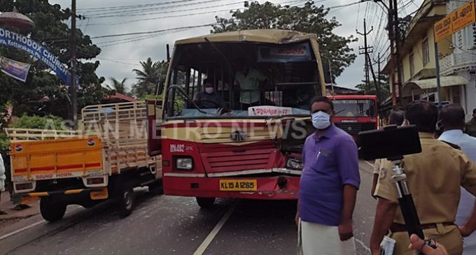 കൊട്ടാരക്കര പടിഞ്ഞാറേതെരുവിൽ കെ എസ് ആർ റ്റി സി ബസുകൾ കൂട്ടിയിടിച്ചു ഇരുപതോളം പേർക്ക് പരുക്ക്