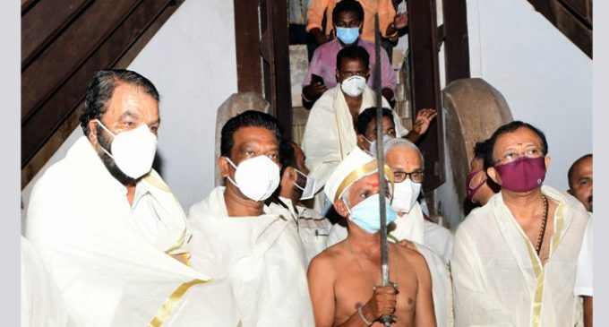 നവരാത്രി വിഗ്രഹങ്ങളുടെ എഴുന്നള്ളത്തിന് തുടക്കമായി; ദേവസ്വം മന്ത്രി ഉടവാൾ കൈമാറി
