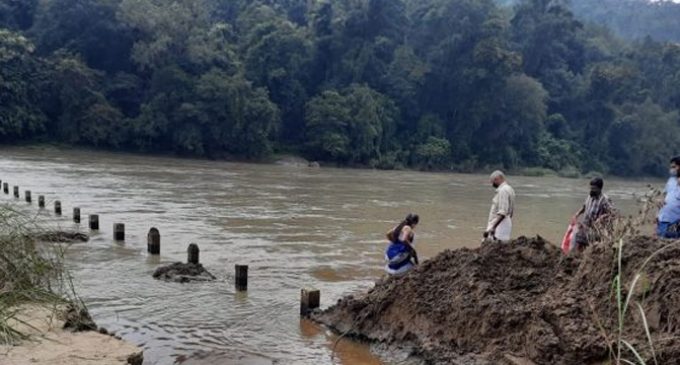 വെള്ളപ്പൊക്കം: കുരുമ്പന്മൂഴിയിലേക്ക് പാതയൊരുക്കി ഫയര് ഫോഴ്സ്