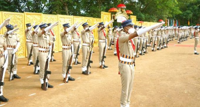 പോലീസ് പാസിങ് ഔട്ട് പരേഡില് മുഖ്യമന്ത്രി അഭിവാദ്യം സ്വീകരിച്ചു