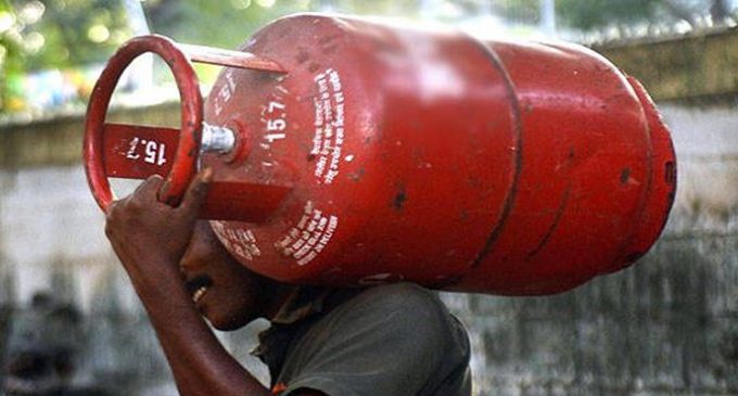 ഗ്യാസ് സിലിണ്ടറുകള് പിടിച്ചെടുത്തു