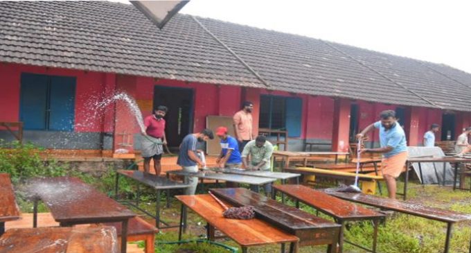 വിദ്യാലയങ്ങളെ ഉണർത്തി നാട്ടുകൂട്ടങ്ങൾ; വിദ്യാർഥികളെ കാത്ത് സ്കൂൾ മുറ്റം