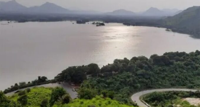 ആന്ധ്രപ്രദേശില് തിരുപ്പതിക്കു സമീപം രായല ചെറുവു ജലസംഭരണിയില് വിള്ളല് ഉണ്ടായതായി റിപ്പോര്ട്ട്.